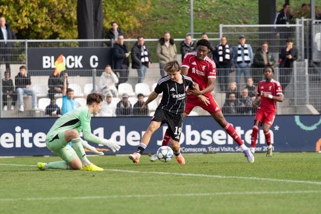 22.10.2025, xhfmx, Fußball UEFA Youth League, Eintracht Frankfurt - FC Liverpool v.l. Benjamin Dzanovic (Eintracht Frankfurt U19) scheitert an Bailey Hall (Liverpool FC U19) (DFL DFB REGULATIONS PROHIBIT ANY USE OF PHOTOGRAPHS as IMAGE SEQUENCES and or QUASI-VIDEO) Dreieich