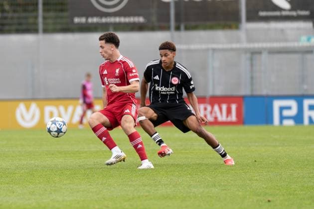 22.10.2025, xhfmx, Fußball UEFA Youth League, Eintracht Frankfurt - FC Liverpool v.l. Joseph Bradshaw (Liverpool FC U19) und Yannis Ahouannou (Eintracht Frankfurt U19) im Zweikampf (DFL DFB REGULATIONS PROHIBIT ANY USE OF PHOTOGRAPHS as IMAGE SEQUENCES and or QUASI-VIDEO) Dreieich