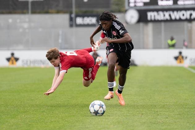 22.10.2025, xhfmx, Fußball UEFA Youth League, Eintracht Frankfurt - FC Liverpool Junior Awusi (Eintracht Frankfurt U19) setzt sich gegen seinen Gegenspieler durch (DFL DFB REGULATIONS PROHIBIT ANY USE OF PHOTOGRAPHS as IMAGE SEQUENCES and or QUASI-VIDEO) Dreieich