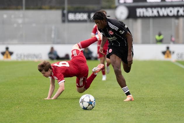 22.10.2025, xhfmx, Fußball UEFA Youth League, Eintracht Frankfurt - FC Liverpool Junior Awusi (Eintracht Frankfurt U19) setzt sich gegen seinen Gegenspieler durch (DFL DFB REGULATIONS PROHIBIT ANY USE OF PHOTOGRAPHS as IMAGE SEQUENCES and or QUASI-VIDEO) Dreieich