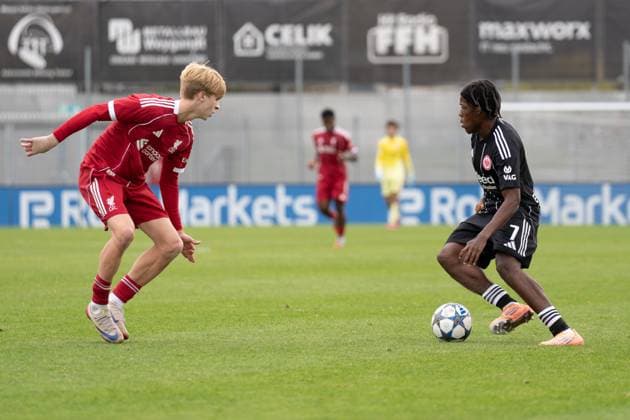 22.10.2025, xhfmx, Fußball UEFA Youth League, Eintracht Frankfurt - FC Liverpool v.l. Lucas Clarke (Liverpool FC U19) im Zweikampf mit Junior Awusi (Eintracht Frankfurt U19) (DFL DFB REGULATIONS PROHIBIT ANY USE OF PHOTOGRAPHS as IMAGE SEQUENCES and or QUASI-VIDEO) Dreieich