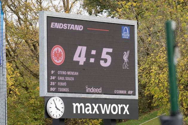 22.10.2025, xhfmx, Fußball UEFA Youth League, Eintracht Frankfurt - FC Liverpool Endstand auf der Anzeigetafel (DFL DFB REGULATIONS PROHIBIT ANY USE OF PHOTOGRAPHS as IMAGE SEQUENCES and or QUASI-VIDEO) Dreieich