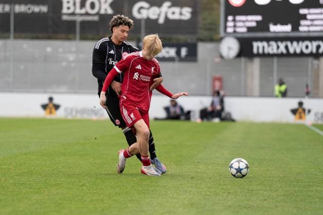 22.10.2025, xhfmx, Fußball UEFA Youth League, Eintracht Frankfurt - FC Liverpool v.l. Alessandro Gaul Souza (Eintracht Frankfurt U19) im Zweikampf mit Lucas Clarke (Liverpool FC U19) (DFL DFB REGULATIONS PROHIBIT ANY USE OF PHOTOGRAPHS as IMAGE SEQUENCES and or QUASI-VIDEO) Dreieich
