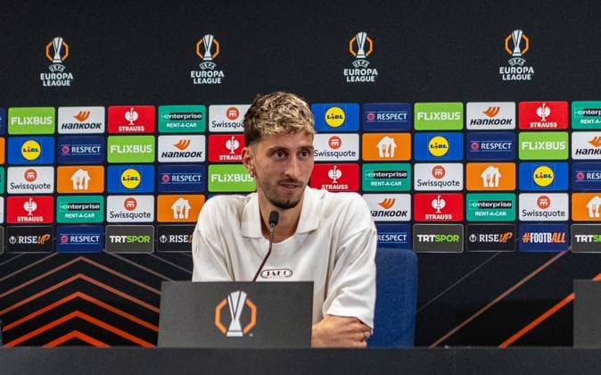 Istanbul , Euro League VfB Stuttgart , PK Pressekonferenz und Training , Atakan Karazor bei der Pressekonferenz