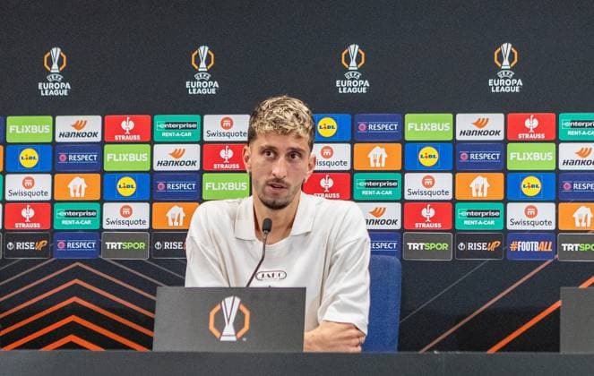 Istanbul , Euro League VfB Stuttgart , PK Pressekonferenz und Training , Atakan Karazor bei der Pressekonferenz