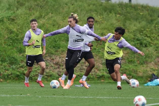 GER, xFSx ,Hamburg, St.Pauli ,1. Bundesliga , Fussball, DFL, St. Pauli Training , Trainingszentrum Kollaustrasse , 22.10.2025 , v.l. Arkadiusz Pyrka (FC St. Pauli ,11 ) , Jackson Irvine (FC St. Pauli ,7 ) ,Oladapo Afolayan (FC St. Pauli ,17 ) , Nick Schmidt (FC St. Pauli , 44 ) DFL regulations prohibit any use of photographs as image sequences and or quasi-video. Copyright: HMBxMedia FernandoxSoares