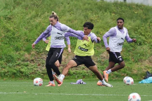 GER, xFSx ,Hamburg, St.Pauli ,1. Bundesliga , Fussball, DFL, St. Pauli Training , Trainingszentrum Kollaustrasse , 22.10.2025 , v.l. Jackson Irvine (FC St. Pauli ,7 ) ,Oladapo Afolayan (FC St. Pauli ,17 ) , Nick Schmidt (FC St. Pauli , 44 ) DFL regulations prohibit any use of photographs as image sequences and or quasi-video. Copyright: HMBxMedia FernandoxSoares