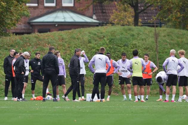 GER, xFSx ,Hamburg, St.Pauli ,1. Bundesliga , Fussball, DFL, St. Pauli Training , Trainingszentrum Kollaustrasse , 22.10.2025 , v.l. Trainer Alexander Blessin (FC St. Pauli) hält eine Ansprache DFL regulations prohibit any use of photographs as image sequences and or quasi-video. Copyright: HMBxMedia FernandoxSoares