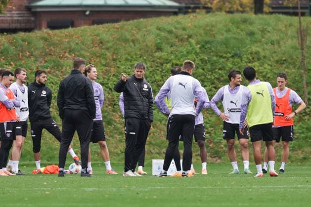 GER, xFSx ,Hamburg, St.Pauli ,1. Bundesliga , Fussball, DFL, St. Pauli Training , Trainingszentrum Kollaustrasse , 22.10.2025 , v.l. Trainer Alexander Blessin (FC St. Pauli) hält eine Ansprache DFL regulations prohibit any use of photographs as image sequences and or quasi-video. Copyright: HMBxMedia FernandoxSoares