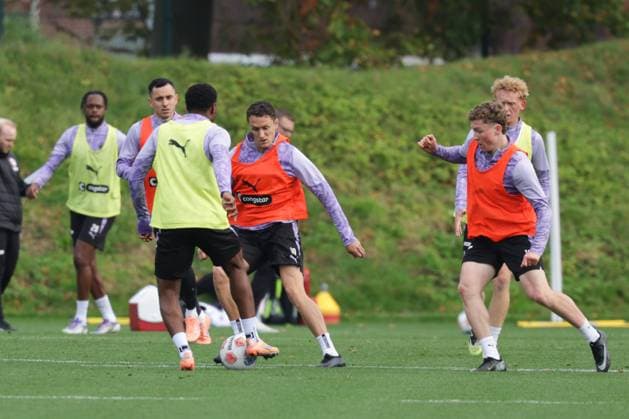 GER, xFSx ,Hamburg, St.Pauli ,1. Bundesliga , Fussball, DFL, St. Pauli Training , Trainingszentrum Kollaustrasse , 22.10.2025 , v.l. Oladapo Afolayan (FC St. Pauli ,17 ) , Martijn Kaars (FC St. Pauli ,19 ) DFL regulations prohibit any use of photographs as image sequences and or quasi-video. Copyright: HMBxMedia FernandoxSoares