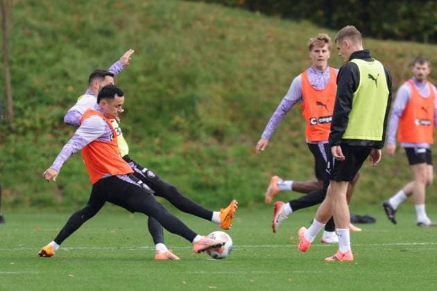 GER, xFSx ,Hamburg, St.Pauli ,1. Bundesliga , Fussball, DFL, St. Pauli Training , Trainingszentrum Kollaustrasse , 22.10.2025 , v.l. Manolis Saliakas (FC St. Pauli ,2 ) , Mathias Pereira Lage (FC St. Pauli ,28) DFL regulations prohibit any use of photographs as image sequences and or quasi-video. Copyright: HMBxMedia FernandoxSoares