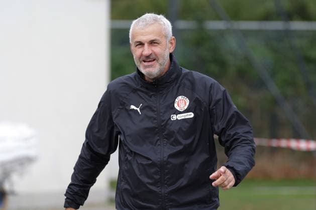 GER, xFSx ,Hamburg, St.Pauli ,1. Bundesliga , Fussball, DFL, St. Pauli Training , Trainingszentrum Kollaustrasse , 22.10.2025 , v.l. Co-Trainer Peter Nemeth (FC St. Pauli) DFL regulations prohibit any use of photographs as image sequences and or quasi-video. Copyright: HMBxMedia FernandoxSoares