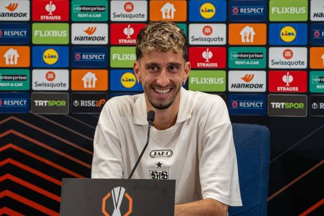 Atakan Karazor (VfB Stuttgart, 16), Mediaday, Pressekonferenz, TUR, Fenerbahce Istanbul vs. VfB Stuttgart, Fussball, UEFA Europa League, Mediaday, Spieltag 3, Spielzeit 2025 2026, 22.10.2025, TUR, Fenerbahce Istanbul vs. VfB Stuttgart, Fussball, UEFA Europa League, Mediaday, Spieltag 3, Spielzeit 2025 2026, 22.10.2025, Istanbul Copyright: xEibner-Pressefoto EdwardxCheungx EP_ECG