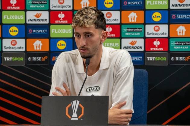 Atakan Karazor (VfB Stuttgart, 16), Mediaday, Pressekonferenz, TUR, Fenerbahce Istanbul vs. VfB Stuttgart, Fussball, UEFA Europa League, Mediaday, Spieltag 3, Spielzeit 2025 2026, 22.10.2025, TUR, Fenerbahce Istanbul vs. VfB Stuttgart, Fussball, UEFA Europa League, Mediaday, Spieltag 3, Spielzeit 2025 2026, 22.10.2025, Istanbul Copyright: xEibner-Pressefoto EdwardxCheungx EP_ECG