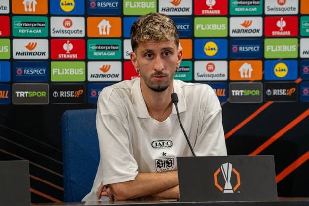 Atakan Karazor (VfB Stuttgart, 16), Mediaday, Pressekonferenz, TUR, Fenerbahce Istanbul vs. VfB Stuttgart, Fussball, UEFA Europa League, Mediaday, Spieltag 3, Spielzeit 2025 2026, 22.10.2025, TUR, Fenerbahce Istanbul vs. VfB Stuttgart, Fussball, UEFA Europa League, Mediaday, Spieltag 3, Spielzeit 2025 2026, 22.10.2025, Istanbul Copyright: xEibner-Pressefoto EdwardxCheungx EP_ECG