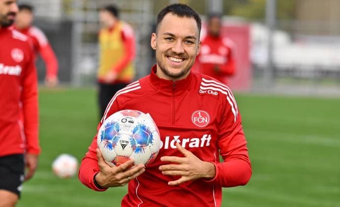 22.10..2025 - Fussball - 2. Fussball - Bundesliga - Saison 2025 2026 - 1. FC Nürnberg Nuernberg FCN ( Club ) - Training - Sportfoto Zink - xwoxzix - Julian Justvan (10, 1. FC Nürnberg FCN ) happy