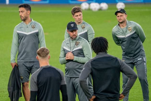 Sebastian Hoeneß (VfB Stuttgart, Trainer) beim Mannschaftsabschlusstraining im Chobani Stadyumu Fenerbahce, TUR, Fenerbahce Istanbul vs. VfB Stuttgart, Fussball, UEFA Europa League, Mediaday, Spieltag 3, Spielzeit 2025 2026, 22.10.2025, TUR, Fenerbahce Istanbul vs. VfB Stuttgart, Fussball, UEFA Europa League, Mediaday, Spieltag 3, Spielzeit 2025 2026, 22.10.2025, Istanbul Copyright: xEibner-Pressefoto EdwardxCheungx EP_ECG