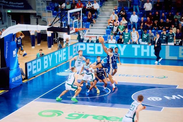 DJ Horne (0; MLP Academics Heidelberg) versucht einen Dunk, während Dusan Neskovic (7; MLP Academics Heidelberg) und Michael Weathers (20; MLP Academics Heidelberg) verteidigen, Jayvon Graves (0; Legia Warszawa) und Shane Hunter (40; Legia Warszawa) beobachten die Aktion Basketball Champions League: MLP Academics Heidelberg – Legia Warszawa, 22.10.2025 at SNP-Dome, Heidelberg. Dunk-Versuch von DJ Horne (0; MLP Academics Heidelberg) Copyright: xSpeedshotx