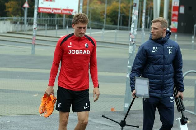 Freiburg, Deutschland 22. Oktober 2025: Abschlusstraining vor Fussball-Europa-League gegen FC Utrecht - 22.10.2025 Im Bild: v.li. Patrick Osterhage (SC Freiburg) und Athletiktrainer Maximilian Kessler (SC Freiburg) Europapark-Stadion Baden Württemberg Copyright: xFotostandx xHettichx