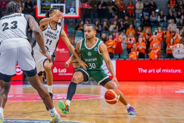 Basketball FIBA Europe Cup, Saison 2025 2026, Herren, Hauptrunde, Gruppenphase, 2. Spieltag, 22.10.2025, RASTA Vechta - Sporting CP Lisabon Stephan Swenson ( 30 - Sporting CP) in Aktion Vechta RASTA Dome Niedersachsen Deutschland