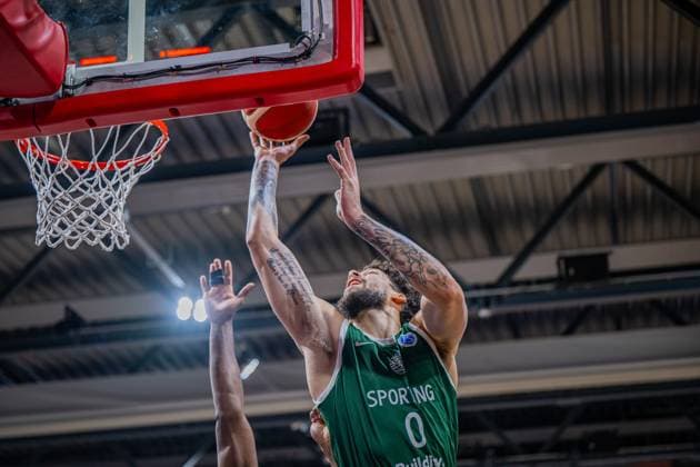 Basketball FIBA Europe Cup, Saison 2025 2026, Herren, Hauptrunde, Gruppenphase, 2. Spieltag, 22.10.2025, RASTA Vechta - Sporting CP Lisabon Brandon Johns ( 0 - Sporting CP) beim Korbleger Vechta RASTA Dome Niedersachsen Deutschland