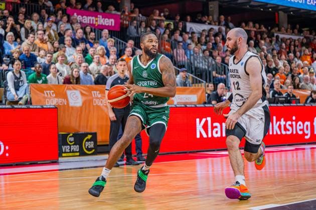 Basketball FIBA Europe Cup, Saison 2025 2026, Herren, Hauptrunde, Gruppenphase, 2. Spieltag, 22.10.2025, RASTA Vechta - Sporting CP Lisabon Malik Morgan ( 24 - Sporting CP) in Aktion Vechta RASTA Dome Niedersachsen Deutschland