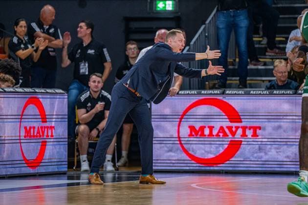 Basketball FIBA Europe Cup, Saison 2025 2026, Herren, Hauptrunde, Gruppenphase, 2. Spieltag, 22.10.2025, RASTA Vechta - Sporting CP Lisabon Christian Held (Head-Coach - RASTA Vechta) während der Partie Vechta RASTA Dome Niedersachsen Deutschland