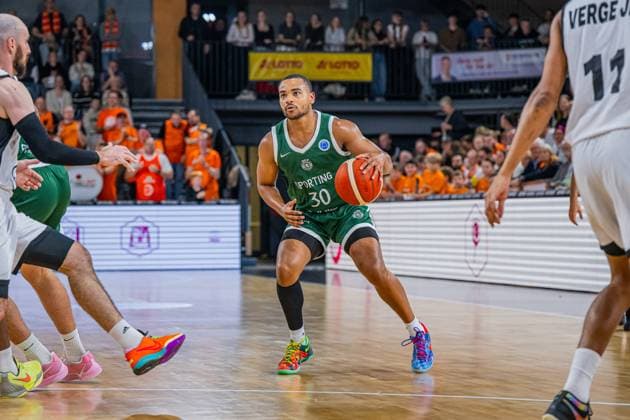 Basketball FIBA Europe Cup, Saison 2025 2026, Herren, Hauptrunde, Gruppenphase, 2. Spieltag, 22.10.2025, RASTA Vechta - Sporting CP Lisabon Stephan Swenson ( 30 - Sporting CP) in Aktion Vechta RASTA Dome Niedersachsen Deutschland
