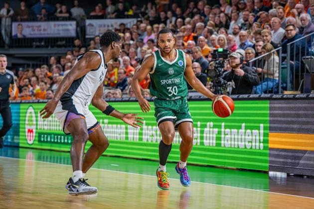 Basketball FIBA Europe Cup, Saison 2025 2026, Herren, Hauptrunde, Gruppenphase, 2. Spieltag, 22.10.2025, RASTA Vechta - Sporting CP Lisabon Stephan Swenson ( 30 - Sporting CP) in Aktion Vechta RASTA Dome Niedersachsen Deutschland