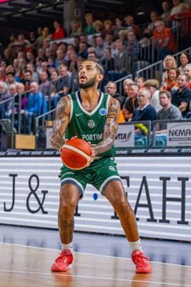 Basketball FIBA Europe Cup, Saison 2025 2026, Herren, Hauptrunde, Gruppenphase, 2. Spieltag, 22.10.2025, RASTA Vechta - Sporting CP Lisabon Claude Robinson ( 7 - Sporting CP) beim Jumpshot Vechta RASTA Dome Niedersachsen Deutschland