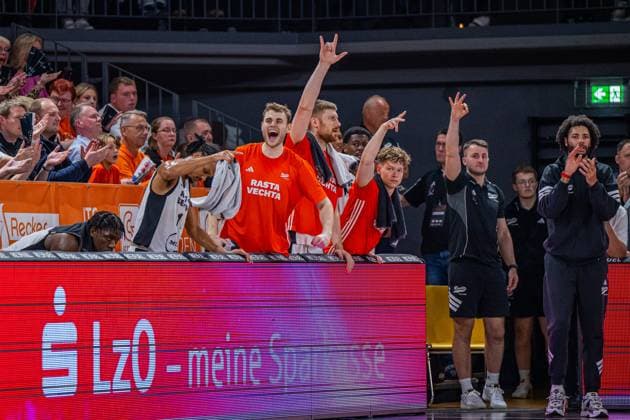 Basketball FIBA Europe Cup, Saison 2025 2026, Herren, Hauptrunde, Gruppenphase, 2. Spieltag, 22.10.2025, RASTA Vechta - Sporting CP Lisabon Das Team von RASTA Vechta zeigt Emotionen während der Partie Vechta RASTA Dome Niedersachsen Deutschland