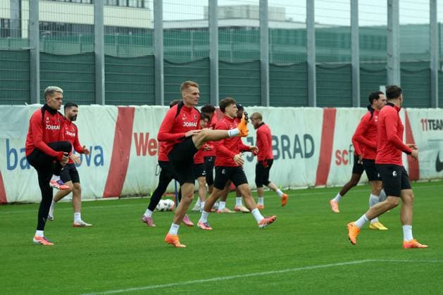 Freiburg, Deutschland 22. Oktober 2025: Abschlusstraining vor Fussball-Europa-League gegen FC Utrecht - 22.10.2025 Im Bild: Die Freiburger Spieler um Matthias Ginter (SC Freiburg) und Philipp Lienhart (SC Freiburg) beim Warm Up zum Abschlusstraining Europapark-Stadion Baden Württemberg Copyright: xFotostandx xHettichx