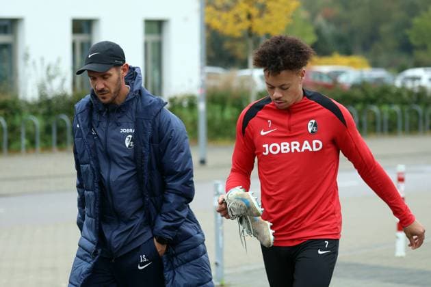 Freiburg, Deutschland 22. Oktober 2025: Abschlusstraining vor Fussball-Europa-League gegen FC Utrecht - 22.10.2025 Im Bild: v.li. Trainer Julian Schuster (SC Freiburg) und Derry Scherhant (SC Freiburg) Europapark-Stadion Baden Württemberg Copyright: xFotostandx xHettichx