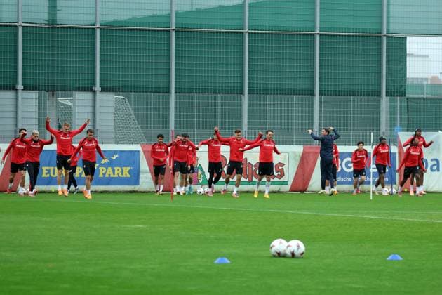 Freiburg, Deutschland 22. Oktober 2025: Abschlusstraining vor Fussball-Europa-League gegen FC Utrecht - 22.10.2025 Im Bild: Die Freiburger Spieler beim Warm Up mit Athletiktrainer Daniel Wolf (SC Freiburg) Europapark-Stadion Baden Württemberg Copyright: xFotostandx xHettichx