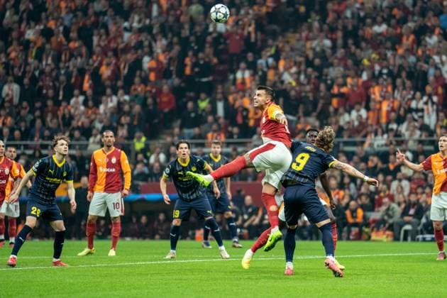 Galatasaray AS V FK Bodo Glimt - UEFA Champions League 2025 26 League Phase MD3 Victor Osimhen of Galatasaray SK challenges Kasper Hogh of FK Bodo Glimt during the UEFA Champions League match between Galatasaray and Bodo Glimt at the Rams Park in Istanbul, Turkey, on October 22, 2025. Istanbul Istanbul Turkey  Copyright: xYagizxGurtugx originalFilename:gurtug-galatasa251022_nplMW.jpg