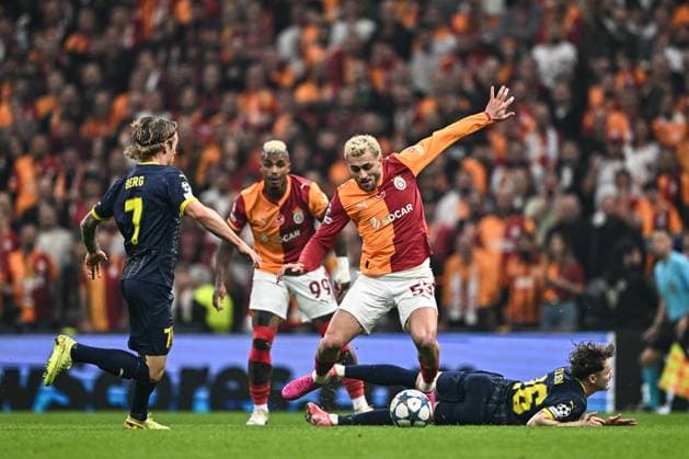 Galatasaray v Bodo Glimt - UEFA Champions League ISTANBUL, TURKIYE – OCTOBER 22: Baris Alper Yilmaz (53) of Galatasaray in action against Patrick Berg (7) of Bodo Glimt during the UEFA Champions League third-week match between Galatasaray and Bodo Glimt at RAMS Park in Istanbul, Turkiye on October 22, 2025. Cem Tekkesinoglu Anadolu Istanbul Turkey. Editorial use only. Please get in touch for any other usage.  Copyright: x2025xAnadoluxCemxTekkesinoglux