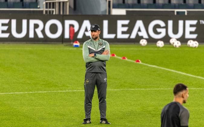 Istanbul , Euro League Fenerbahce vs. VfB Stuttgart , PK Pressekonferenz und Training , Trainer Sebastian Hoeneß