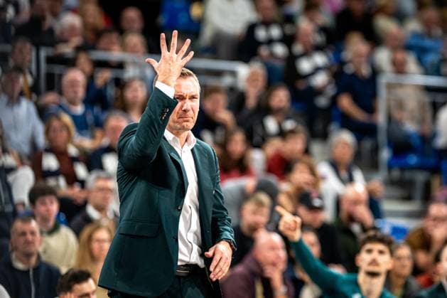 BCL: MLP Academics Heidelberg - Legia Warszawa; 22.10.2025 Head Coach of Legia Warszawa signals with raised hand Basketball Champions League: MLP Academics Heidelberg – Legia Warszawa, 22.10.2025 at SNP-Dome, Heidelberg. Copyright: xBEAUTIFULxSPORTS Gelhardtx