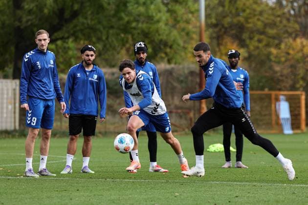 Max Geschwill (1. FC Magdeburg,28) gegen Andi Hoti (1. FC Magdeburg,3) - 2. Fußball Bundesliga Saison 2025-2026 Training 1. FC Magdeburg an der Avnet Arena in Magdeburg - Fußball,Mann,Männer,Deutschland,22.10.2025