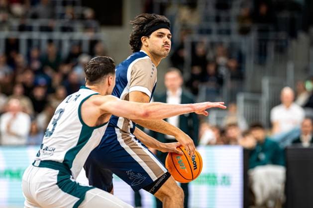 BCL: MLP Academics Heidelberg - Legia Warszawa; 22.10.2025 Erol Ersek (11; MLP Academics Heidelberg) controls the ball while being defended by Andrzej Pluta (3; Legia Warszawa) Basketball Champions League: MLP Academics Heidelberg – Legia Warszawa, 22.10.2025 at SNP-Dome, Heidelberg. Copyright: xBEAUTIFULxSPORTS Gelhardtx