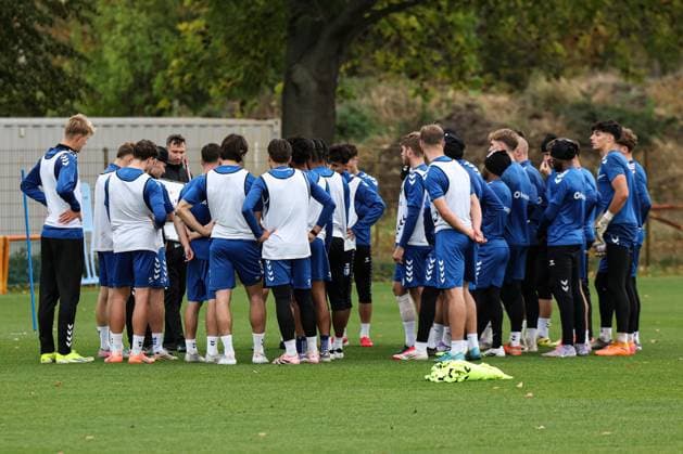 Trainer Pascal Ibold (l.) mit Co-Trainer Silvio Bankert (1. FC Magdeburg) erklären den Spielern mit der Taktiktafel den Spielzug - 2. Fußball Bundesliga Saison 2025-2026 Training 1. FC Magdeburg an der Avnet Arena in Magdeburg - Fußball,Mann,Männer,Deutschland,22.10.2025