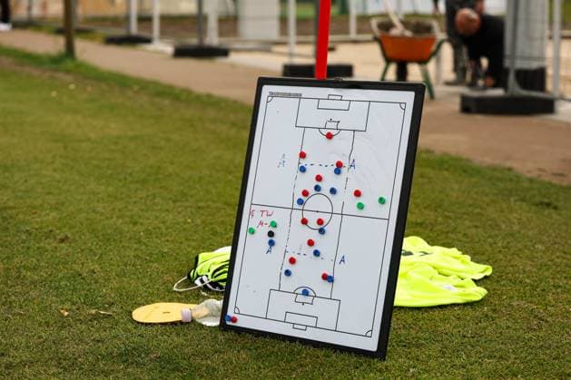 Die Taktiktafel am Spielfeldrand - 2. Fußball Bundesliga Saison 2025-2026 Training 1. FC Magdeburg an der Avnet Arena in Magdeburg - Fußball,Mann,Männer,Deutschland,22.10.2025