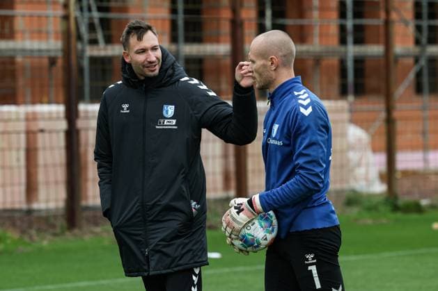 Trainer Pascal Ibold mit Torwart Dominik Reimann (1. FC Magdeburg,1) - 2. Fußball Bundesliga Saison 2025-2026 Training 1. FC Magdeburg an der Avnet Arena in Magdeburg - Fußball,Mann,Männer,Deutschland,22.10.2025