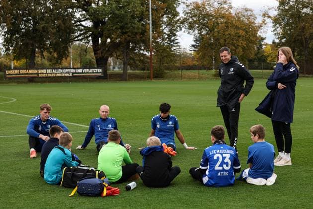 Torwart Noah Kruth (1. FC Magdeburg,30), Torwart Dominik Reimann (1. FC Magdeburg,1), Torwart Robert Kampa (1. FC Magdeburg,40) mit Kindern von der Fussballschule nach dem Training - 2. Fußball Bundesliga Saison 2025-2026 Training 1. FC Magdeburg an der Avnet Arena in Magdeburg - Fußball,Mann,Männer,Deutschland,22.10.2025