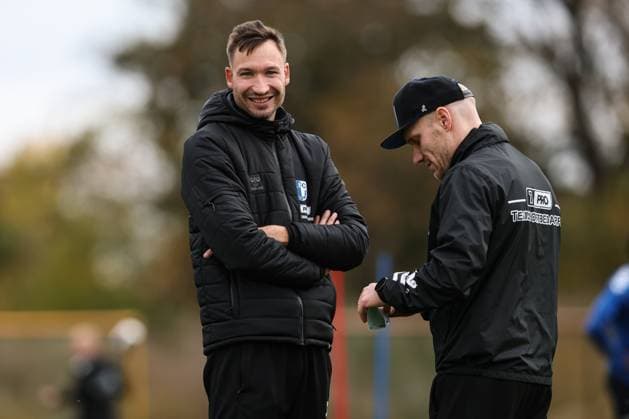 Trainer Pascal Ibold (l.) mit Co-Trainer Silvio Bankert (1. FC Magdeburg) - 2. Fußball Bundesliga Saison 2025-2026 Training 1. FC Magdeburg an der Avnet Arena in Magdeburg - Fußball,Mann,Männer,Deutschland,22.10.2025