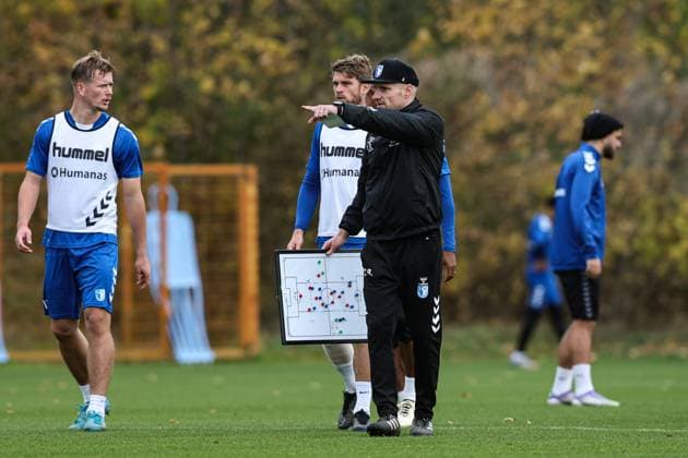 Co-Trainer Silvio Bankert (1. FC Magdeburg) mit Taktiktafel und Marcus Mathisen (M.,1. FC Magdeburg,16) sowie Alexander Ahl Holmström (1. FC Magdeburg,11) - 2. Fußball Bundesliga Saison 2025-2026 Training 1. FC Magdeburg an der Avnet Arena in Magdeburg - Fußball,Mann,Männer,Deutschland,22.10.2025