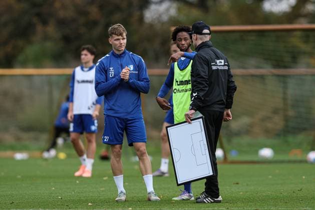 Co-Trainer Silvio Bankert (1. FC Magdeburg) mit Taktiktafel und Philipp Hercher (1. FC Magdeburg,27) sowie Kandet Diawara (1. FC Magdeburg,39) - 2. Fußball Bundesliga Saison 2025-2026 Training 1. FC Magdeburg an der Avnet Arena in Magdeburg - Fußball,Mann,Männer,Deutschland,22.10.2025