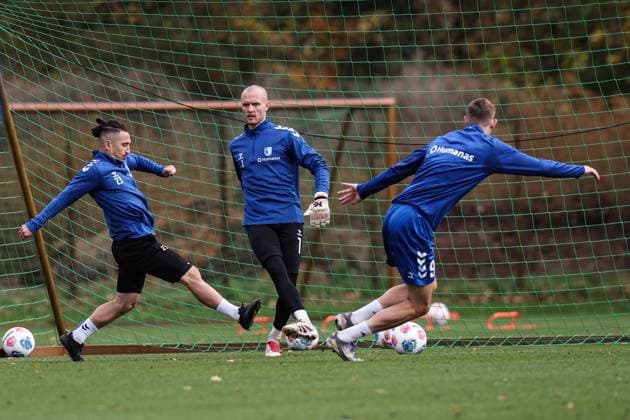 Torwart Dominik Reimann (1. FC Magdeburg,1) gegen Baris Atik (l.,1. FC Magdeburg,23) und Maximilian Breunig (1. FC Magdeburg,9) - 2. Fußball Bundesliga Saison 2025-2026 Training 1. FC Magdeburg an der Avnet Arena in Magdeburg - Fußball,Mann,Männer,Deutschland,22.10.2025