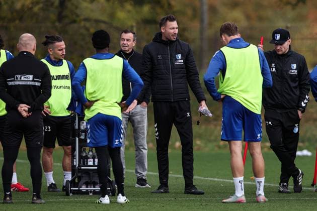 Trainer Pascal Ibold (M.,1. FC Magdeburg) mit v.l. Baris Atik (1. FC Magdeburg,23), Geschäftsführer Otmar Schork (1. FC Magdeburg), Co-Trainer Silvio Bankert (1. FC Magdeburg) - 2. Fußball Bundesliga Saison 2025-2026 Training 1. FC Magdeburg an der Avnet Arena in Magdeburg - Fußball,Mann,Männer,Deutschland,22.10.2025