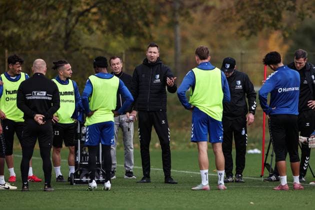 Trainer Pascal Ibold (M.,1. FC Magdeburg) mit v.l. Eldin Dzogovic (1. FC Magdeburg,4), Baris Atik (1. FC Magdeburg,23), Geschäftsführer Otmar Schork (1. FC Magdeburg), Co-Trainer Silvio Bankert (1. FC Magdeburg), Torwarttrainer Matthias Tischer (1. FC Magdeburg) - 2. Fußball Bundesliga Saison 2025-2026 Training 1. FC Magdeburg an der Avnet Arena in Magdeburg - Fußball,Mann,Männer,Deutschland,22.10.2025